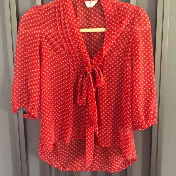 Pins & Needles Anthropology, cute red chiffon top with Tie detail Bow pattern si - Picture 1 of 5